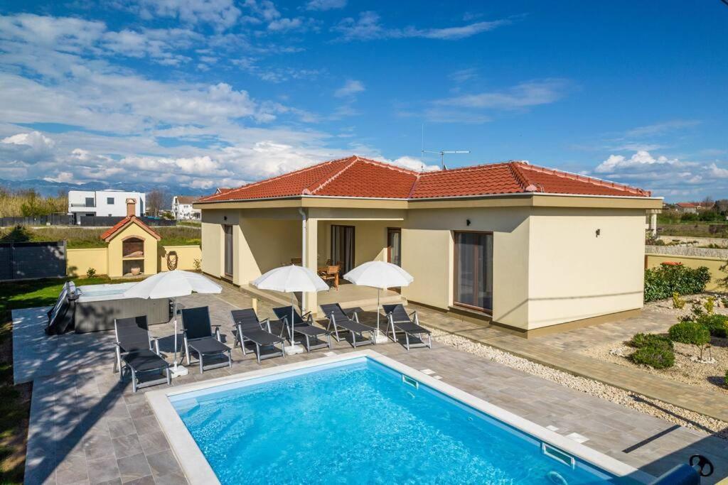 Villa Mattina, With Heated Pool And Jacuzzi Privlaka  Kültér fotó